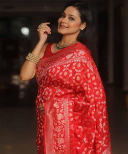 Sari de Seda Roja con Estampado Floral Blanco, Traje Tradicional Indio para Bodas, Sari Largo Hasta el Suelo Estilo Banarasi para Mujer - Product Image 4
