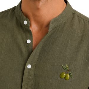 เสื้อเชิ้ตเฮนลีย์ผ้าลินินผสมสีเขียวมะกอกสำหรับผู้ชาย แขนสั้น สไตล์ลำลอง ระบายอากาศได้ดี เหมาะสำหรับฤดูร้อน ติดกระดุม  รับผลิตตามแบบ OEM - Product Image 6