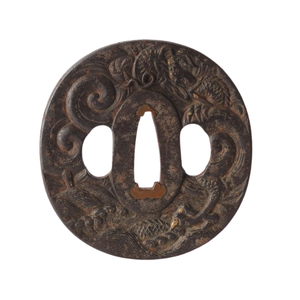 Tsuba japonais de la période Edo en fer avec incrustation dorée, motif dragon et vagues brutes, garde de sabre rond non marqué - Product Image 2