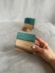 Ensemble de sous-verres carrés en résine et bois, faits à la main en noyer, au design unique, parfaits pour les tasses à café, thé, vin, accessoires. - Product Image 3