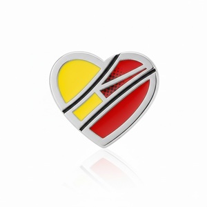 Insignias de metal esmaltado con forma personalizada para niñas, pequeños pines de solapa con forma de corazón - Product Image 1