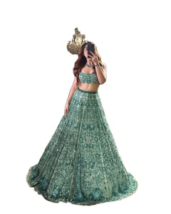 Lehenga Choli con Bordado de Hilos y Lentejuelas, Colores Vibrantes, Impresionantes Adornos de Espejo y Estilo Tradicional - Product Image 1