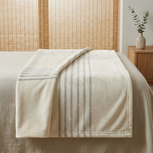 Vente en gros de plaids décoratifs en flanelle et fausse fourrure, personnalisables avec logo d'hôtel, pour canapé, lit et hall d'accueil, couvertures chaudes et confortables pour l'hôtellerie - Product Image 1