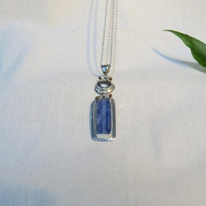 Pendentif Charme Vintage en Argent Sterling 925 avec Kyanite et Aigue-marine, Pierre Brute Bleue Faite à la Main, Cadeau de Fiançailles en Cristal pour Femmes et Hommes - Product Image 3