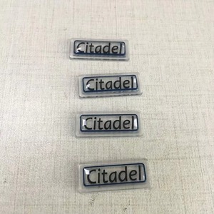 Badges en silicone personnalisés en gros avec des motifs de cœur, de fleurs et de lettres pour les vêtements de mode - Product Image 5