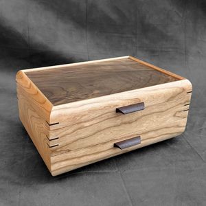 Boîte à souvenirs classique en bois pour objets personnels avec deux tiroirs, finition naturelle, design rustique, pour organiser les bijoux - Product Image 1