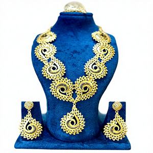 Ensemble de collier de créateur en spirale de paon avec finition dorée de luxe, avec pendentif statement et boucles d'oreilles assorties 63113 - Product Image 1