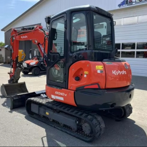 Mini-excavatrice compacte Kubota modèle KX040-4 2022 – Poids : 9 200 lb, puissance du moteur : 40,4 CV, 1 453 heures de fonctionnement - Product Image 1