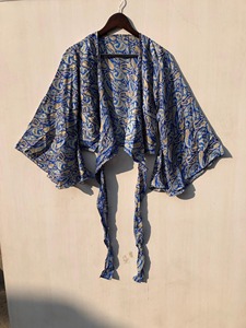 Blusa Corta Informal de Seda Hecha a Mano con Estampado Floral y Mangas Campana para Mujer (Ecológica y Transpirable) - Product Image 4