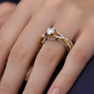 Anillo de Compromiso de Lujo con Diamante Redondo y Halo Floral en Oro - Product Image 1