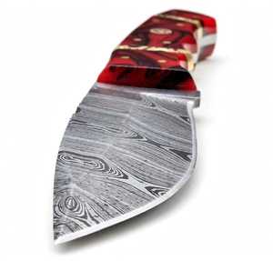 Couteau de camping à lame fixe en acier Damas artisanal avec manche en résine rouge tourbillonnante, entretoises en laiton et mosaïque - Product Image 3