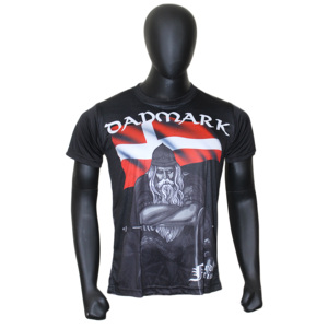 Camiseta de poliéster negra de manga corta para hombre con la bandera de Dinamarca y estampado de sublimación vikingo, estilo casual con cuello redondo y corte regular tipo jersey. - Product Image 1