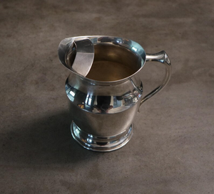 Jarra de Agua de Acero Inoxidable con Logotipo Personalizado, Acabado Brillante para el Hogar, Cocina o Mesa - Product Image 2