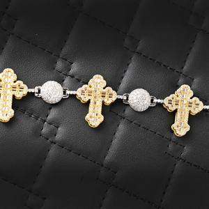 Pulsera Dvars Diamond de Dos Tonos con Cruz Chapada en Oro, Moissanita de Corte Brillante VVS Color D, Plata de Ley 925 Sólida con Engaste de Garra - Product Image 4