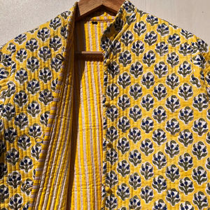 Chaquetas Acolchadas con Parches Estampados Personalizados, Elegantes y Hechas a Mano con Estilo Kantha, Cómodas y Atemporales - Product Image 1