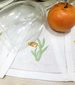 ผ้าเช็ดปากปักลายปลาแบบทำมือขายส่ง ผ้าฝ้ายสีขาวเย็บริมผ้าแบบเฮมสติทช์ ผ้าเช็ดปากแบบพับสำหรับค็อกเทล ใช้สำหรับบ้าน งานอีเว้นท์ และบาร์ - Product Image 3