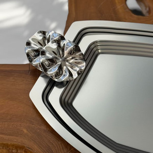 Ensemble de plateaux rectangulaires élégants en métal doré avec poignées décoratives en forme de fleurs pour un service chic et une présentation raffinée sur la table. - Product Image 5