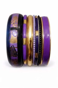 Bracelets élégants en résine, métal et bois, conçus pour les femmes recherchant des bijoux uniques et originaux. - Product Image 2