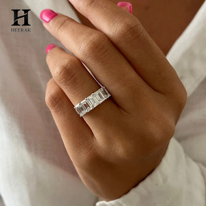 Elegante Anillo Apilable con Diamantes de Corte Esmeralda - Anillo de Boda con Diamantes Certificados - Personalizable en Oro de 18K/14K - Product Image 3
