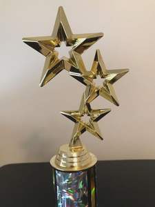 Figura icónica del premio Emmy con alas sosteniendo un átomo. Disponible a precios de mayorista. - Product Image 2