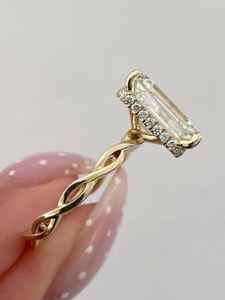 Anillo de Cristal Transparente con Corte Esmeralda de 4.0 Ct, Anillo de Compromiso de Lujo de Oro Amarillo de 14K para Mujer, Banda Trenzada, Anillo Nupcial Personalizado - Product Image 3