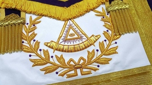 Tablier de Maître Ancien de la Loge Bleue en Velours Violet avec Broderie Dorée à la Main et Franges Dorées - Product Image 5