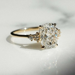 Bague de fiançailles minimaliste en argent sterling 925 avec moissanite taille coussin allongée de 2,50 carats, sertie à griffes, pour anniversaire - Product Image 4
