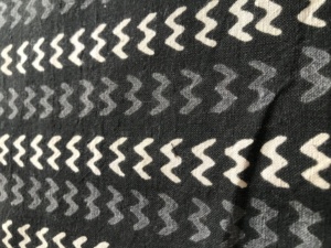 ผ้าฝ้ายพิมพ์ลายบล็อกด้วยมือขายส่ง – ลายเรขาคณิตสีดำและสีขาวแบบซิกแซก ผ้าฝ้ายอินเดียสำหรับตัดเย็บเสื้อผ้า - Product Image 3