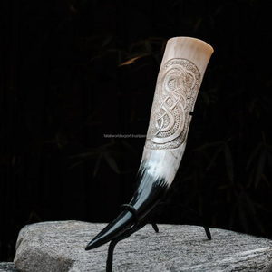 Corne de buffle à boire Viking polie naturelle avec support en métal Décoration intérieure Corne de boeuf à boire du vin médiéval Article antique à vendre - Product Image 1