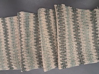 Hochwertiger Häkelstrickstoff als Meterware - Dunkelgrün, Aqua und Creme Gestreiftes Strukturiertes Open-Weave-Material für Bekleidung