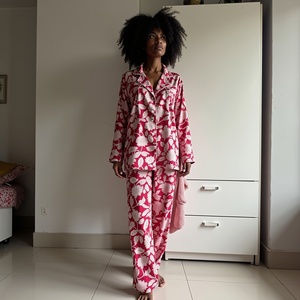 Cascada luminosa de Amanecer ruborizado y elegancia susurrada Camisa de manga larga con pantalones elásticos - Product Image 1