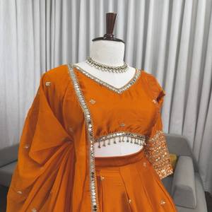 Conjunto de Lehenga de Seda Satinada VASTRA COTTAGE con Adornos de Lentejuelas y Blusa sin Coser con Dupatta de Georgette Sintética - Product Image 2