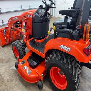 Tracteur compact Kubota BX2380 avec chargeur frontal et tondeuse à gazon, performances automatiques fiables pour les grandes propriétés - Product Image 3