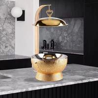 Plat à chafing en acier inoxydable noir mat avec support doré, chauffe-plats rond orné pour buffet de luxe et traiteur de mariage