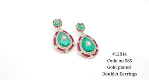 Boucles d'oreilles pendantes Meenakari plaquées or avec pierre doublette ronde taille brillant, sertissage griffe, forme goutte d'eau, bijoux de mariage et de fête - Product Image 2