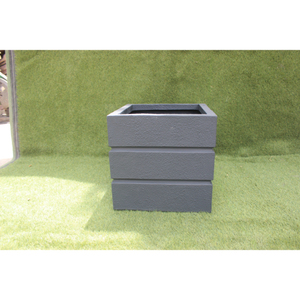 Pot de fleurs carré en fibre de verre série Cubo, design classique Axis, léger, durable, avec trou de drainage et finition sculptée à la main - Product Image 5