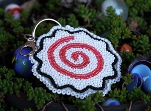 Nouveauté : Porte-clés en cuir recyclé multi-couleurs, broderie perlée, breloque de sac élégante, breloque unique fabriquée à la main en Inde - Product Image 4