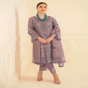 Robe de mariée pakistanaise de luxe Ramsha Vol M-7 brodée, collection Organza, tenue de soirée, design ethnique moderne - Product Image 4