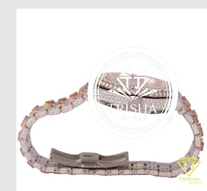 Montre en or rose et diamants pour femme, élégante et tendance, mouvement à quartz, idéale pour tous les jours et les occasions formelles, disponible à la vente. - Product Image 3