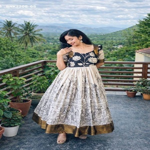 ชุดเดรส Anarkali ยาวระดับข้อเท้า ลายดอกไม้พิมพ์ลายและขอบผ้าทอ สำหรับงานเทศกาล  ผู้ส่งออกแฟชั่นสตรี ผู้ผลิตจากอินเดีย - Product Image 1
