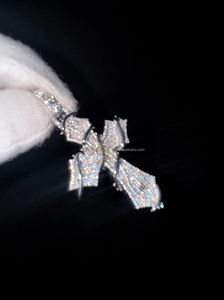 Pendentif Croix de Jésus en Argent Sterling 925 Plaqué Rhodium avec Diamants Moissanite et Longueur Personnalisable – Vente en Gros pour Cadeaux Chrétiens de Luxe - Product Image 2