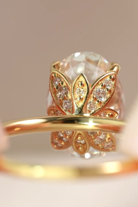 Bague de fiançailles en or 14 carats avec diamant ovale central et quatre griffes, bijoux de mariée - Product Image 4