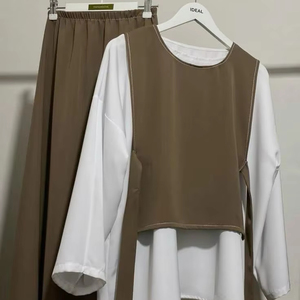 Trajes de invierno modestos y exclusivos para mujeres con opciones de personalización monocromáticas y tradicionales personalizadas, telas cálidas - Product Image 1