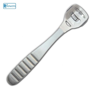 Râpe à pieds en acier inoxydable pour éliminer les callosités, manche long en métal durable, style simple pour le soin des pieds - Product Image 1