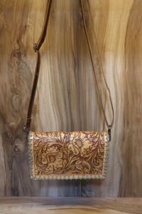 Pochette en cuir véritable faite à la main pour femme, pochette zippée peinte à la main avec doublure en cuir véritable, best-seller conçu pour les femmes - Product Image 6