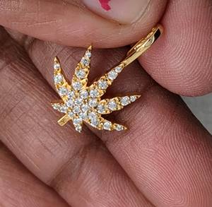 Pendentif en or jaune 10 carats de style vintage, inspiré de la nature, avec un diamant de laboratoire taille brillant en forme de feuille, certifié IGI, bijou raffiné - Product Image 4