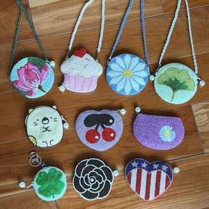 Bolsa de Aseo de Lujo Hecha a Mano en India, Bolsa Casual Multicolor con Cuentas de Vidrio, Asa de Bolsa Tipo Baguette, Duradera, Hecha a Mano por Artesanos Locales - Product Image 1