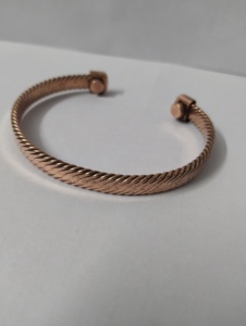 Bracelet en cuivre avec motif en relief, bijoux en métal de luxe pour hommes et femmes - Product Image 6