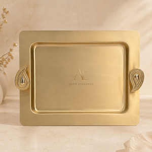 Plateau de service élégant en métal doré avec poignées texturées motif Paisley, haute qualité, parfait pour ajouter une touche de luxe aux tables modernes - Product Image 1