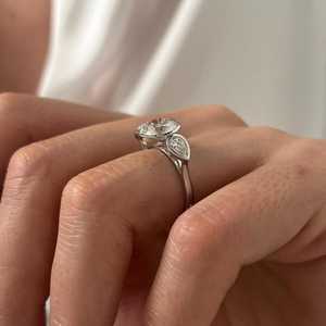 Anillo de Tres Piedras de Moissanita de 3CT con Corte Redondo para Mujer, Plata 925 Original, Regalo de Boda o Compromiso para Novia - Product Image 3